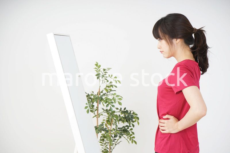 ダイエットをする若い女性