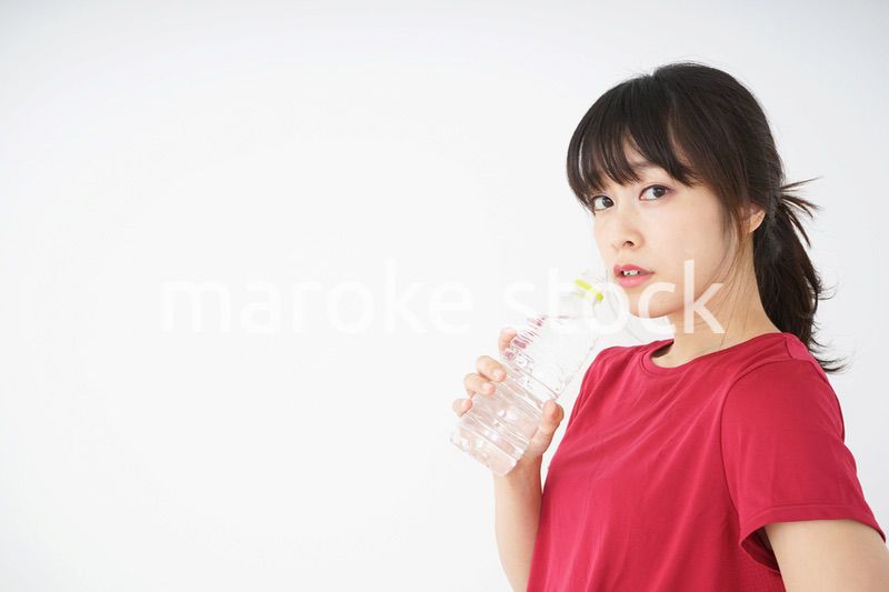 スポーツ中に水分補給をする女性