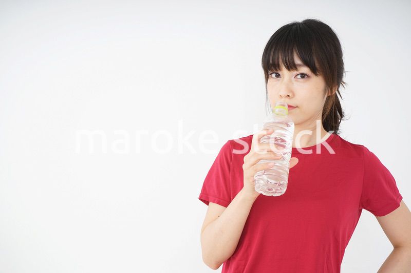 スポーツ中に水分補給をする女性