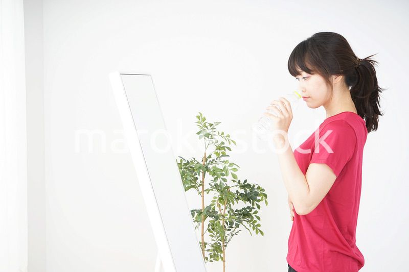 スポーツ中に水分補給をする女性