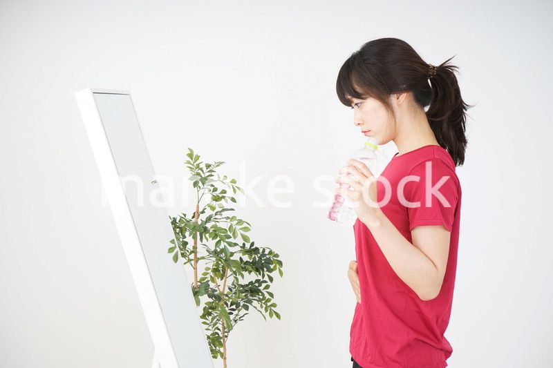 スポーツ中に水分補給をする女性