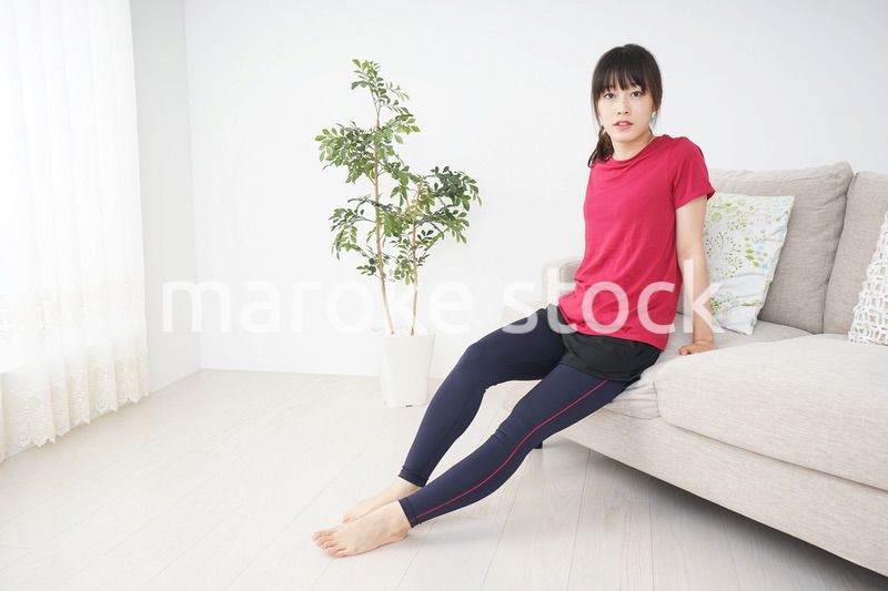 ストレッチをする若い女性