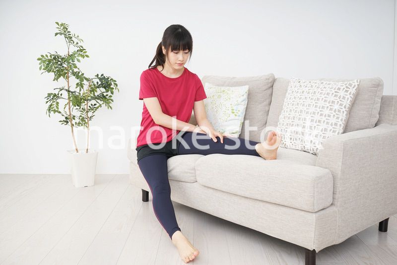 ストレッチをする若い女性