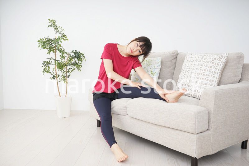 ストレッチをする若い女性