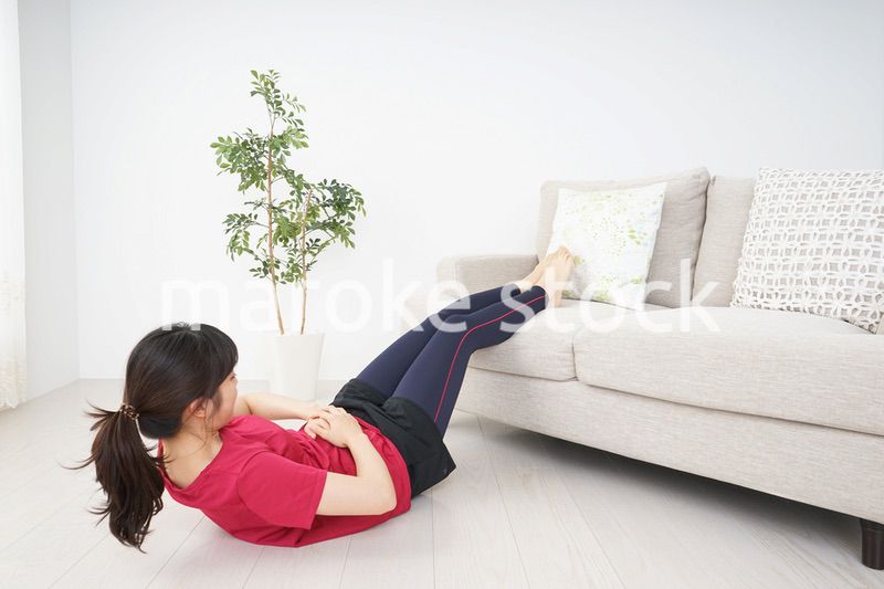 筋トレをする若い女性