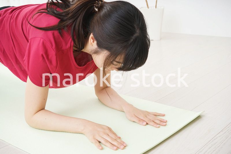 筋トレをする若い女性