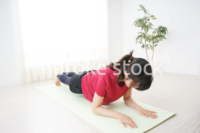 筋トレをする若い女性