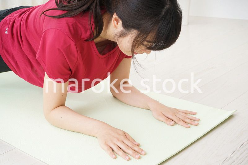 筋トレをする若い女性