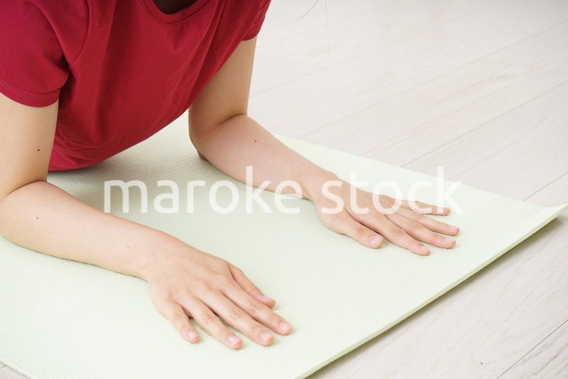 筋トレをする若い女性