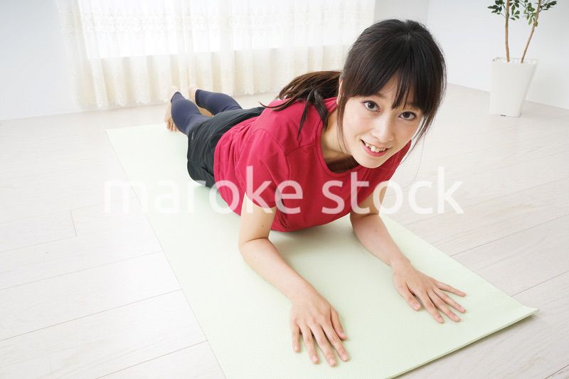 筋トレをする若い女性