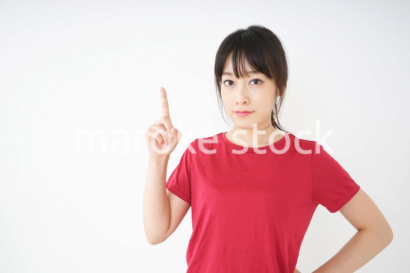 指をさすスポーツインストラクター