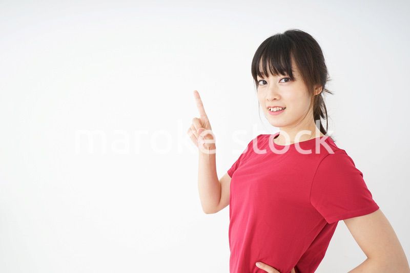 指をさすスポーツインストラクター