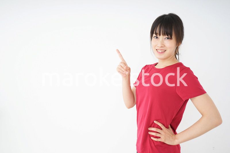 指をさすスポーツインストラクター