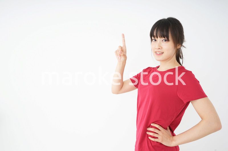 指をさすスポーツインストラクター