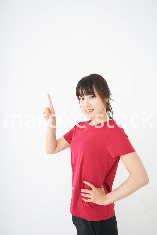 指をさすスポーツインストラクター