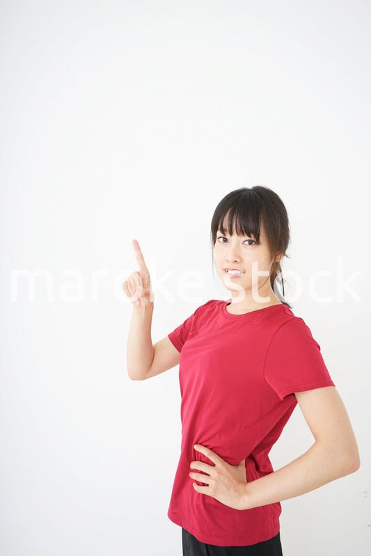 指をさすスポーツインストラクター