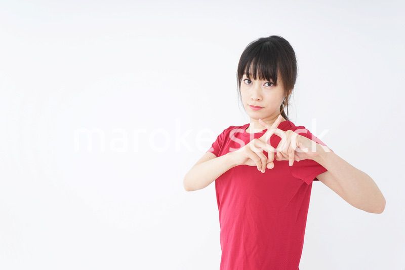 バツサインをするスポーツインストラクター