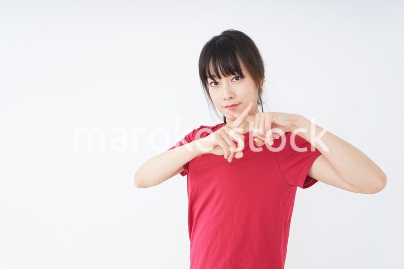 バツサインをするスポーツインストラクター