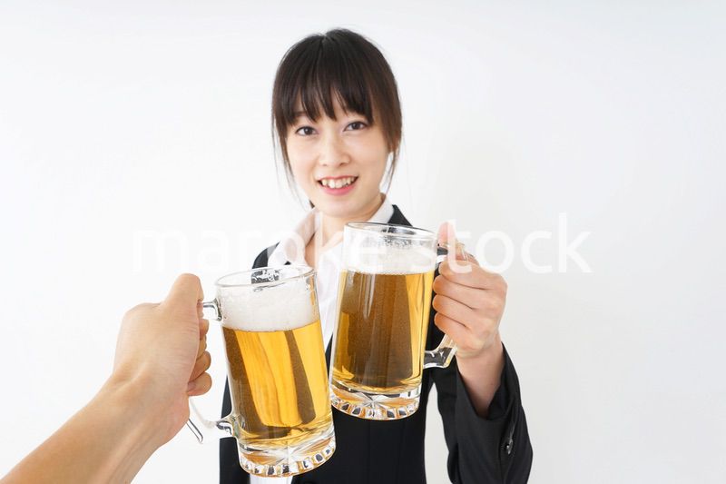 スーツでビールを飲むビジネスウーマン