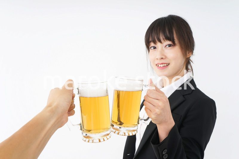 スーツでビールを飲むビジネスウーマン