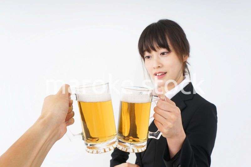 スーツでビールを飲むビジネスウーマン