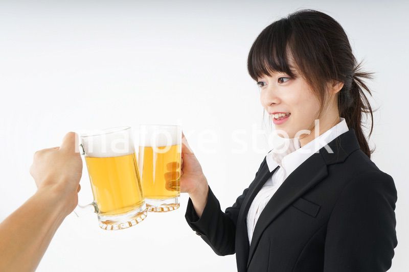 スーツでビールを飲むビジネスウーマン