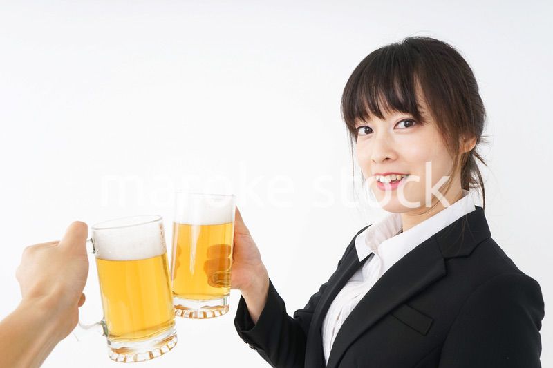 スーツでビールを飲むビジネスウーマン