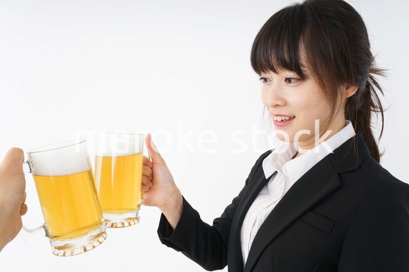 スーツでビールを飲むビジネスウーマン
