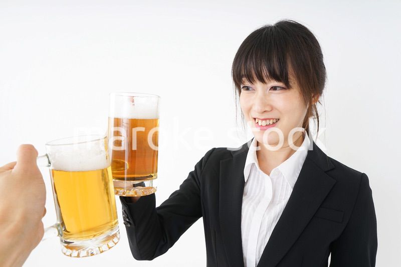 スーツでビールを飲むビジネスウーマン