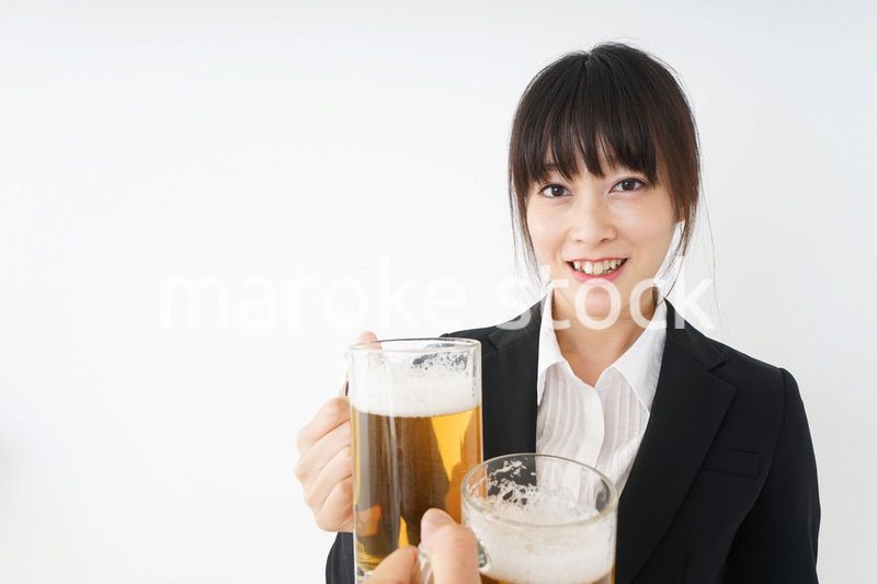 スーツでビールを飲むビジネスウーマン