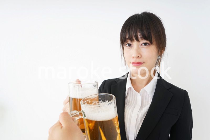 スーツでビールを飲むビジネスウーマン