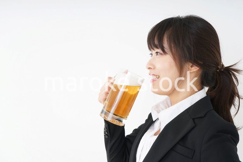 スーツでビールを飲むビジネスウーマン