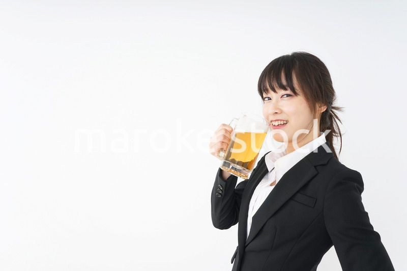 スーツでビールを飲むビジネスウーマン