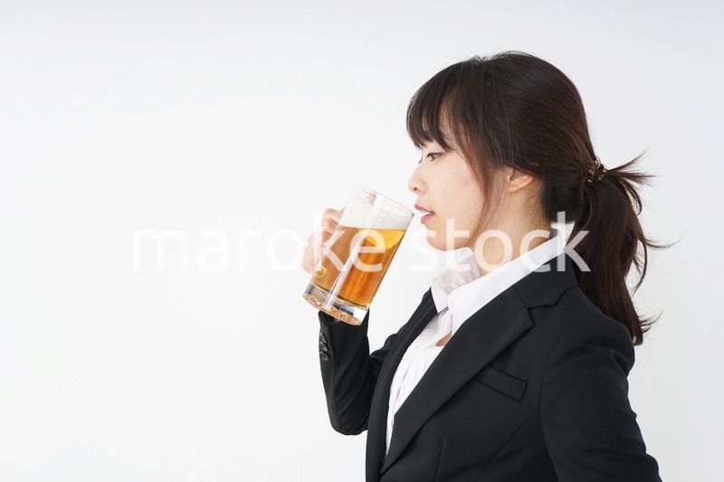 スーツでビールを飲むビジネスウーマン