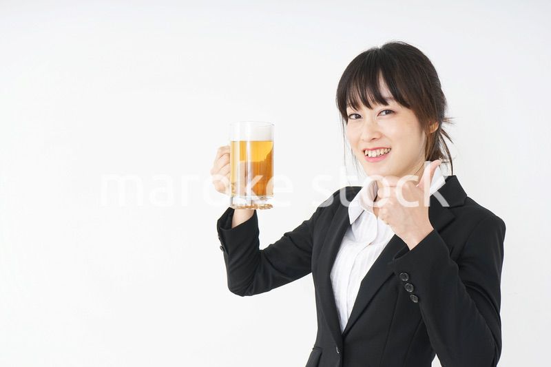 スーツでビールを飲むビジネスウーマン