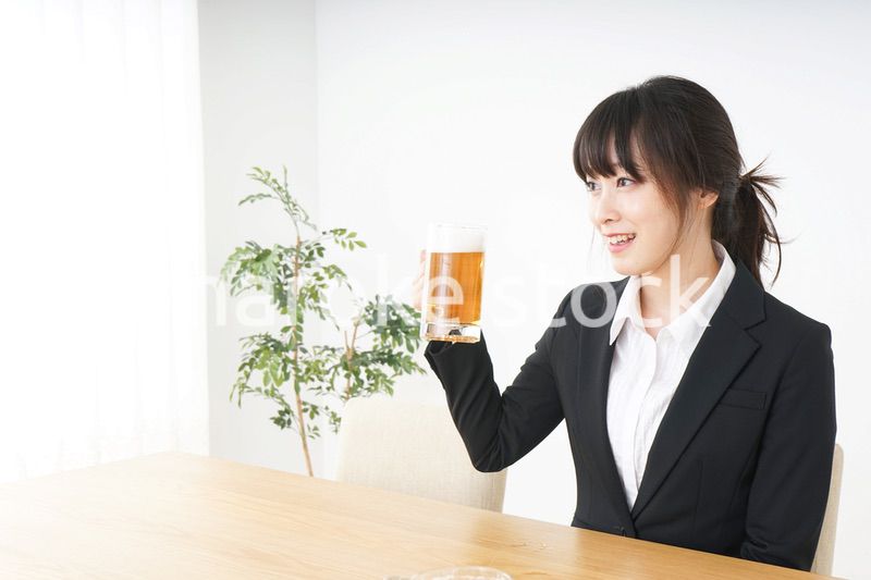 スーツでビールを飲むビジネスウーマン