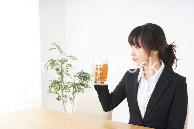 スーツでビールを飲むビジネスウーマン