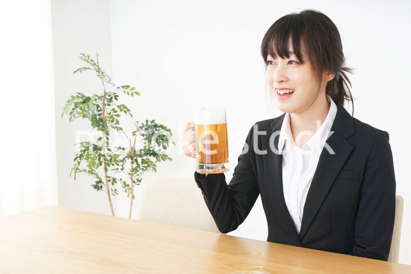 スーツでビールを飲むビジネスウーマン