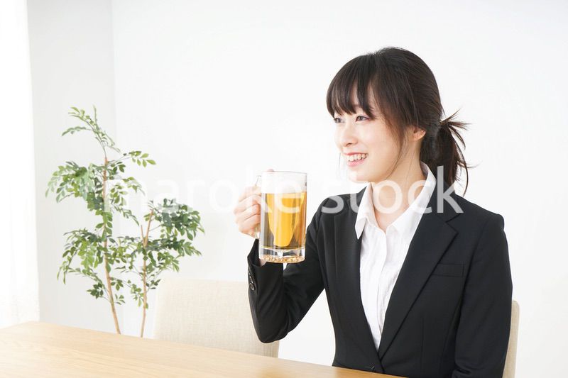 スーツでビールを飲むビジネスウーマン