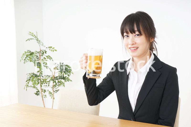 スーツでビールを飲むビジネスウーマン