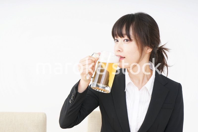 スーツでビールを飲むビジネスウーマン