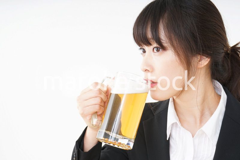 スーツでビールを飲むビジネスウーマン