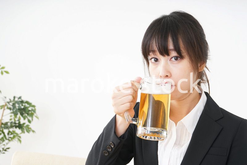 スーツでビールを飲むビジネスウーマン
