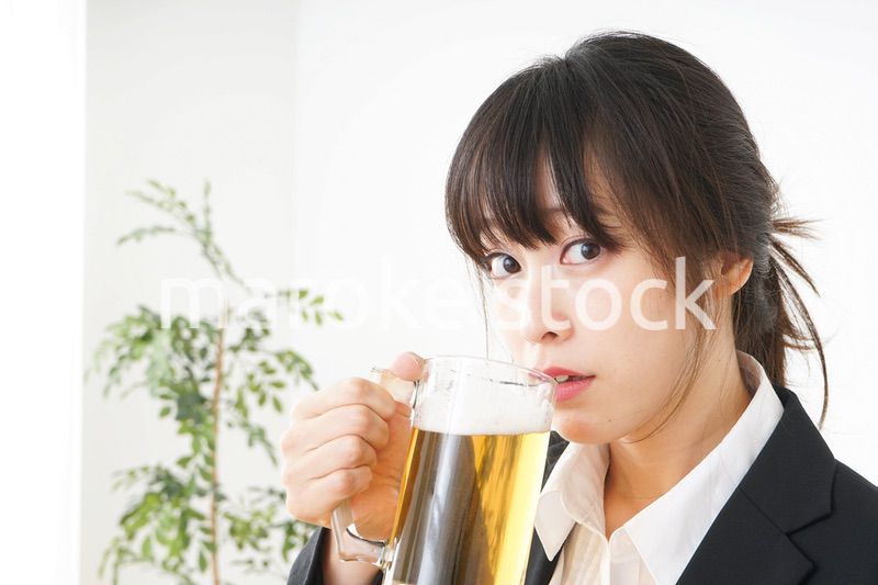 スーツでビールを飲むビジネスウーマン