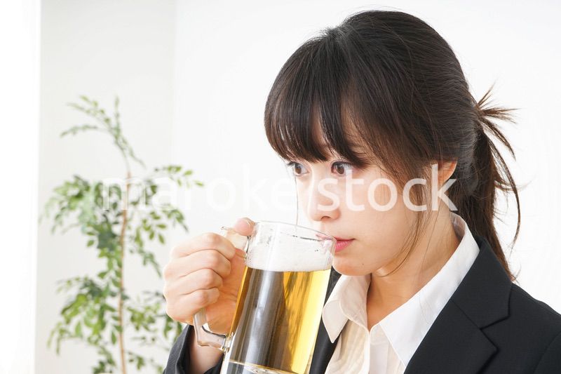 スーツでビールを飲むビジネスウーマン