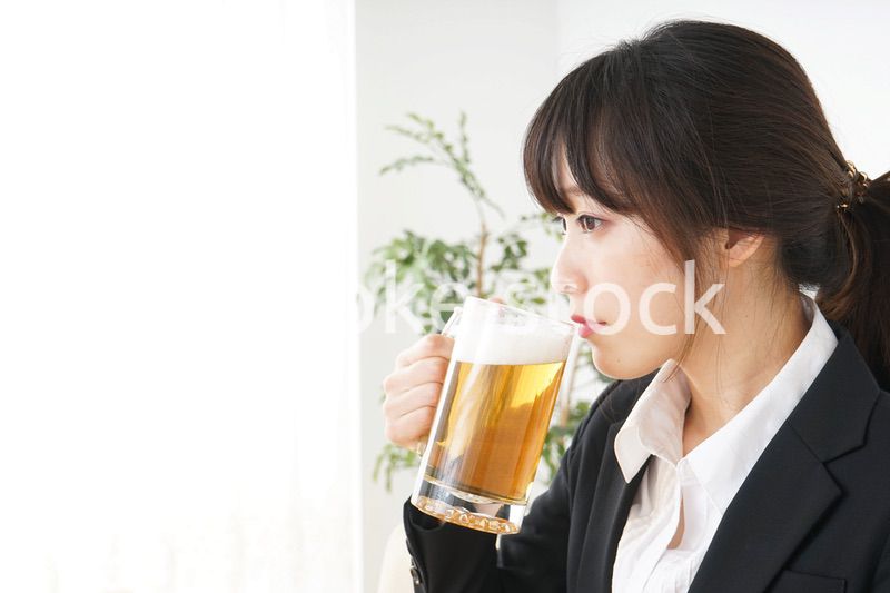スーツでビールを飲むビジネスウーマン