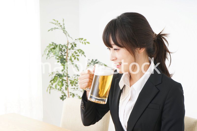 スーツでビールを飲むビジネスウーマン