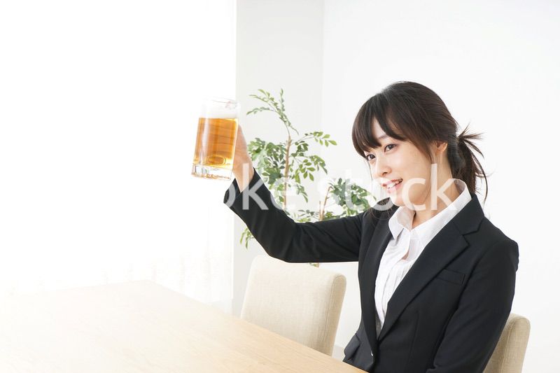 スーツでビールを飲むビジネスウーマン