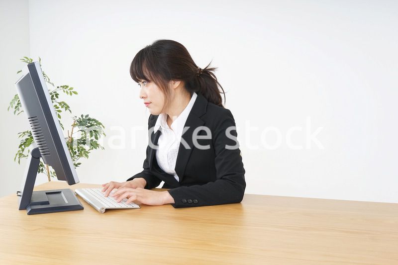 オフィスでコンピューターを使うビジネスウーマン