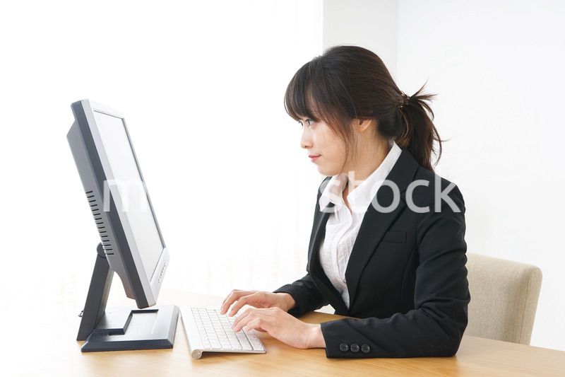オフィスでコンピューターを使うビジネスウーマン